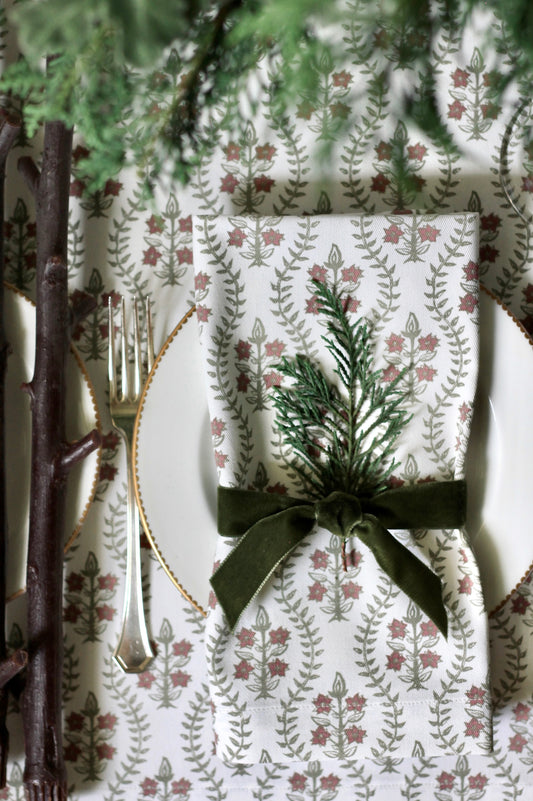 Holiday Scalloped Dahlia Napkins & Table Linens
