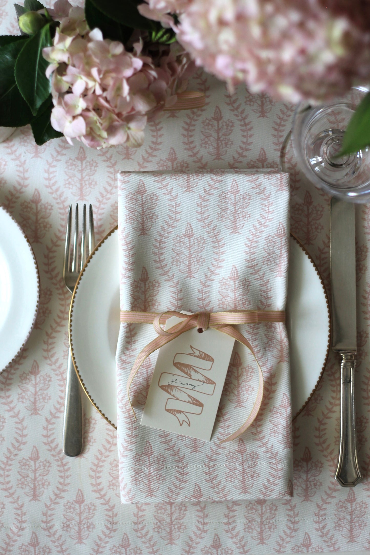 Scallop Dahlia in Peony Table Linens